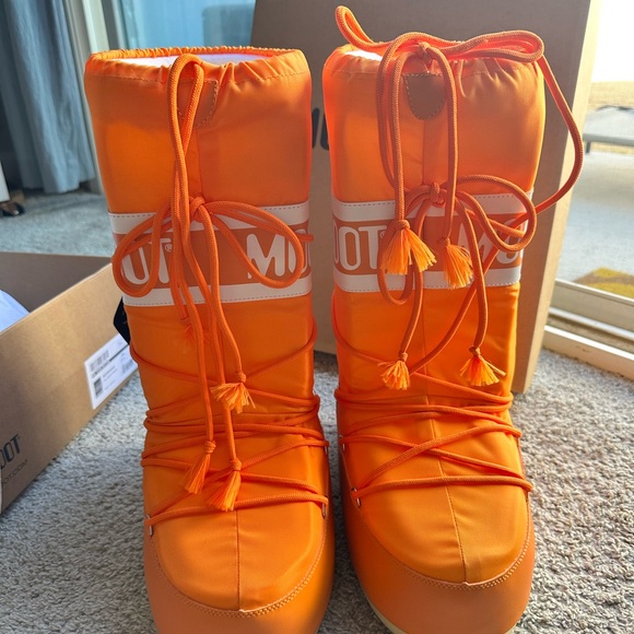 Brand New MOON BOOTS ICON ORANGE NYLON – Unworn + Bonus Bag! 🚀
